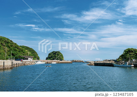 三浦市の静かな漁港 宮川港の風景 静けさを感じる港町 三浦市の静かな漁港 宮川港の風景 静けさを感じる港町 123487105