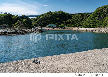 三浦市の宮川港 静かで美しい漁港の風景 三浦市の宮川港 静かで美しい漁港の風景 123487115