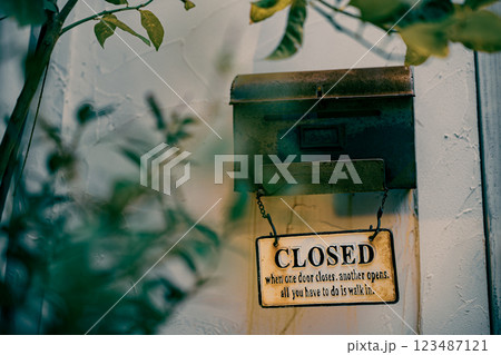 ビンテージ感漂う、お洒落なCLOSEDサインと郵便受けのあるカフェの外観 ビンテージ感漂う、お洒落なCLOSEDサインと郵便受けのあるカフェの外観 123487121
