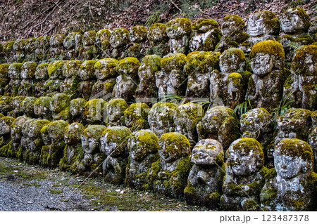 愛宕念仏寺の苔むしたお地蔵さん 愛宕念仏寺の苔むしたお地蔵さん 123487378