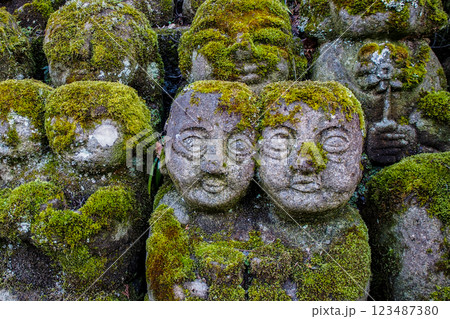 愛宕念仏寺の苔むしたお地蔵さん 愛宕念仏寺の苔むしたお地蔵さん 123487380