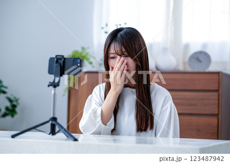 動画撮影で悲しむ若い女性 動画撮影で悲しむ若い女性 123487942