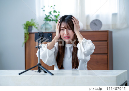 動画撮影でショックを受ける若い女性 動画撮影でショックを受ける若い女性 123487945