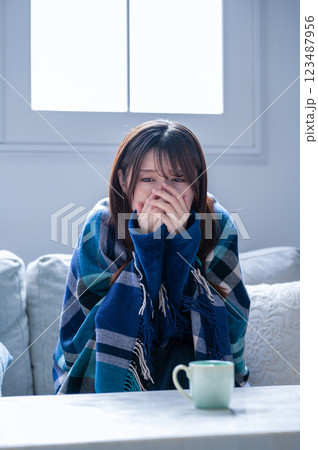体調不良で寒気を感じる若い女性 体調不良で寒気を感じる若い女性 123487956