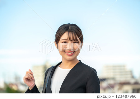 外で笑顔のビジネスウーマン 123487960