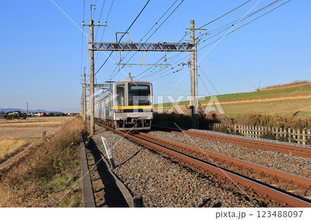 東武日光線東武日光行きの電車 123488097