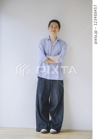 カメラ目線のアラフォーの男性 123488457