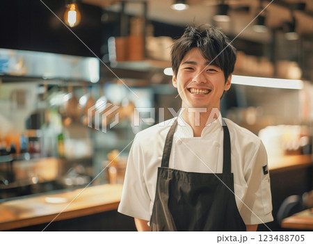 気の良さそうなレストランのホールスタッフ 123488705