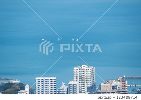 琵琶湖岸の白いマンションと湖面に浮かぶヨット 琵琶湖岸の白いマンションと湖面に浮かぶヨット 123488714