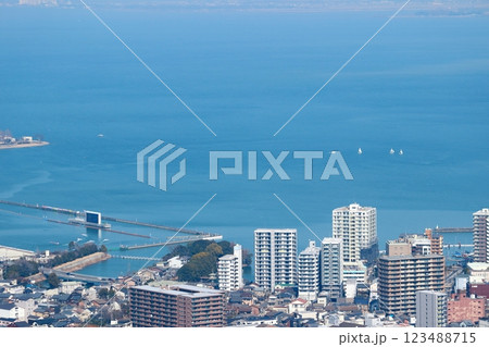 琵琶湖岸の白いマンションと湖面に浮かぶヨット 琵琶湖岸の白いマンションと湖面に浮かぶヨット 123488715