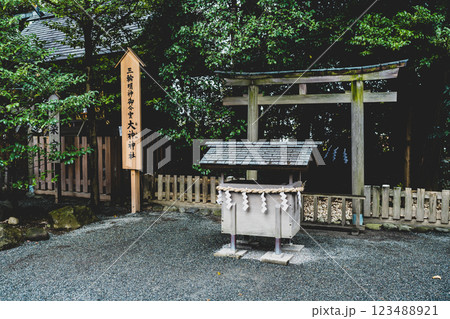 歴史と神秘に包まれた静寂の神社で心を癒す 123488921