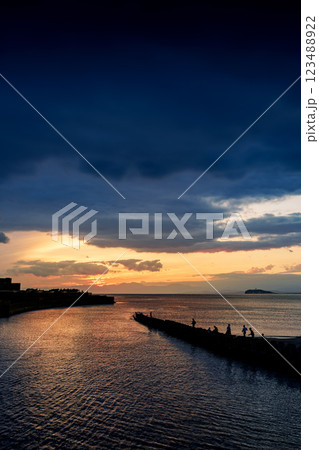雲と夕日が織りなすドラマチックな湘南のサンセット　釣り人 123488922