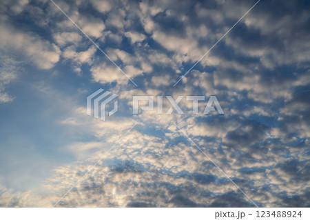 美しい雲が広がる夕暮れ時の空の風景　空に広がる雲の模様 123488924