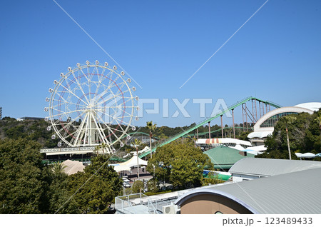 青空に映える観覧車 青空に映える観覧車 123489433