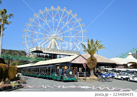 青空に映える観覧車 123489435