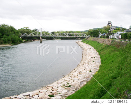 岡山県の岡山城（烏城）と旭川と月見橋 123489481
