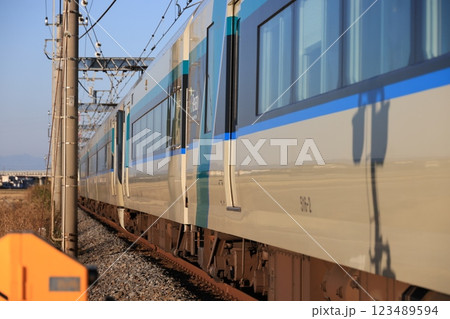 東武日光線東を走る特急リバティー号の電車 東武日光線東を走る特急リバティー号の電車 123489594