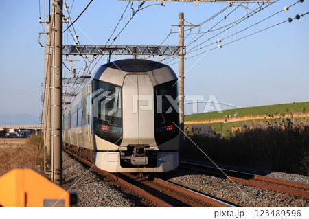 東武日光線東を走る特急リバティー号の電車 東武日光線東を走る特急リバティー号の電車 123489596