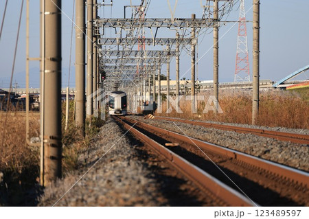 東武日光線東を走る特急リバティー号の電車 123489597