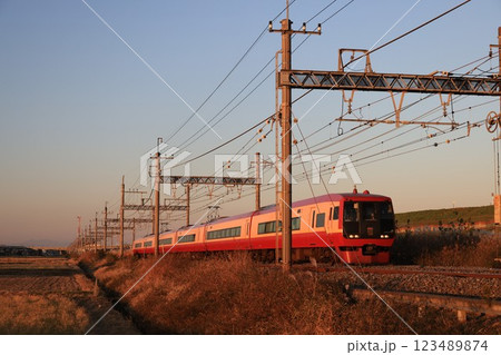 夕陽の中浅草へ向け走るJR車両の特急きぬがわ号 夕陽の中浅草へ向け走るJR車両の特急きぬがわ号 123489874