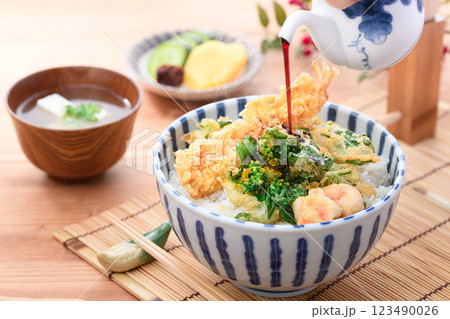 春の味覚 菜の花とエビの天丼 春の味覚 菜の花とエビの天丼 123490026
