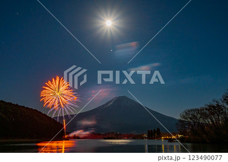 田貫湖花火祭りと月に富士 123490077