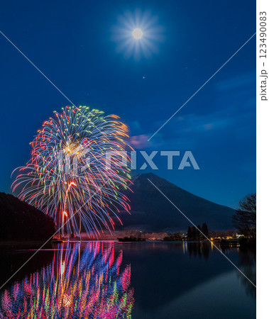月夜の田貫湖の花火祭りと富士山 123490083