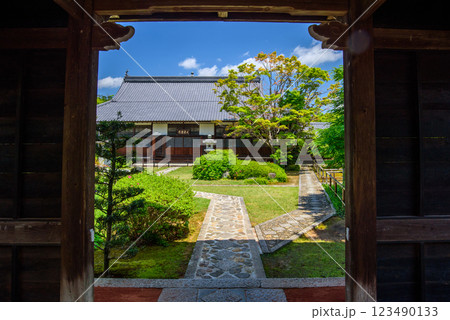 寺門から見た源光庵の本堂 寺門から見た源光庵の本堂 123490133