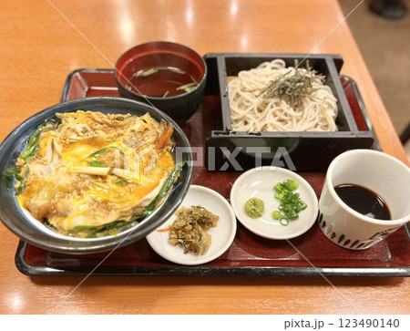 ミニざるそばと天とじ丼と吸い物セット 123490140