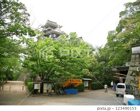 岡山県の岡山城（烏城）の入口 123490153