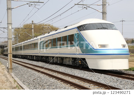 浅草を目指す東武鉄道100系粋カラー 123490271