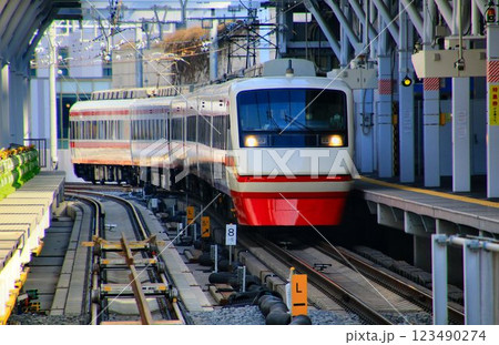 下り線の高架化を控えた『とうきようスカイツリー駅』を行く…  東武特急【りょうもう】200系 123490274