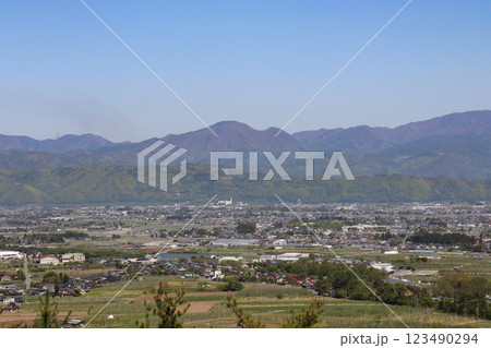 松本盆地（長野県安曇野市） 123490294