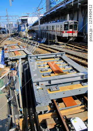 『開かずの踏切』解消!!高架化・線路切替工事を直前に控えた… 伊勢崎線・下り本線と10000系 123490412
