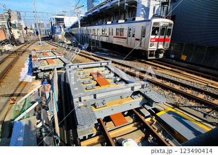 『開かずの踏切』解消!!高架化・線路切替工事を直前に控えた… 伊勢崎線・下り本線と10000系 123490414