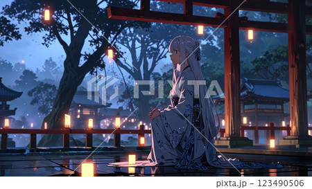 ライトアップされた夜の神社の鳥居と着物の女性 123490506