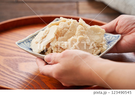 酒粕 - 日本の伝統的な発酵食品と健康食材のイメージ 酒粕 - 日本の伝統的な発酵食品と健康食材のイメージ 123490545