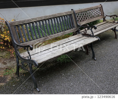 レトロなベンチ 123490616