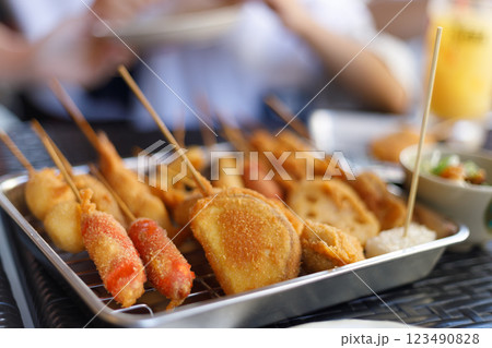 大阪で有名な串揚げ 大阪で有名な串揚げ 123490828