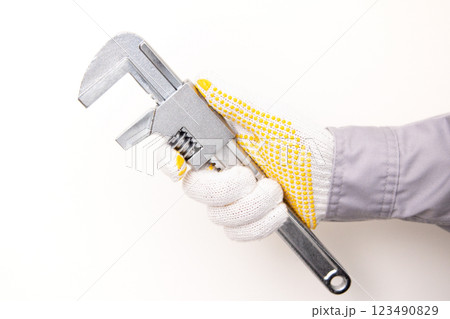 モーターレンチを握る作業員 123490829