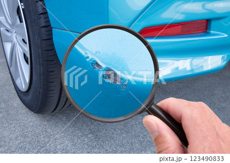 車のバンバーのキズ 車のバンバーのキズ 123490833