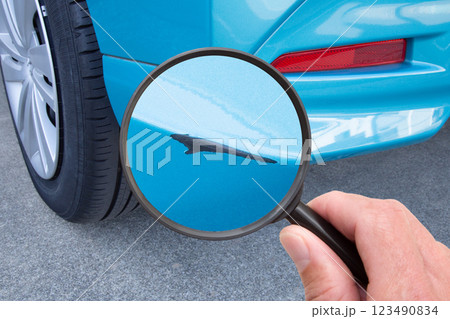 車のバンバーのキズ 123490834