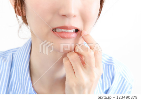 歯の痛み　虫歯 123490879