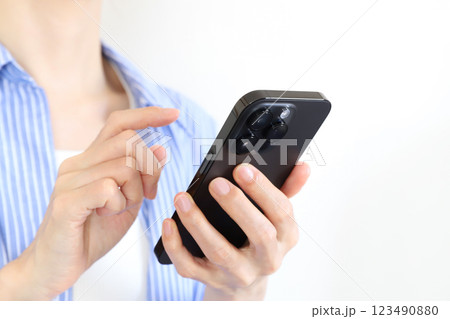 スマートフォンを使う女性 123490880