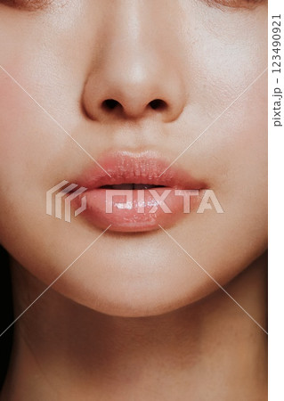 しっとりと柔らかい印象のナチュラルでヘルシーな女性の唇 123490921