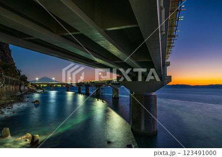 薄明の空に大崩れ海上バイパスと富士山 123491000