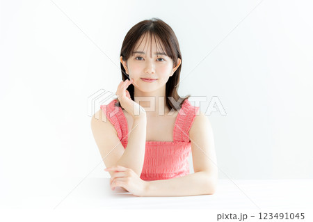 若い女性の美容イメージ 123491045