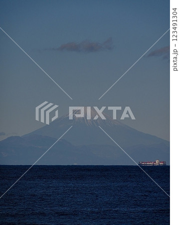 房総半島から見た富士山 123491304