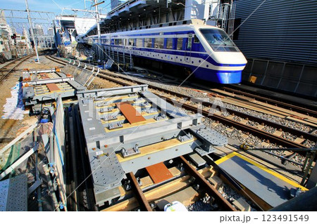 下り線の高架化を控えた『とうきようスカイツリー駅』を行く…  東武特急【りょうもう】200系 123491549