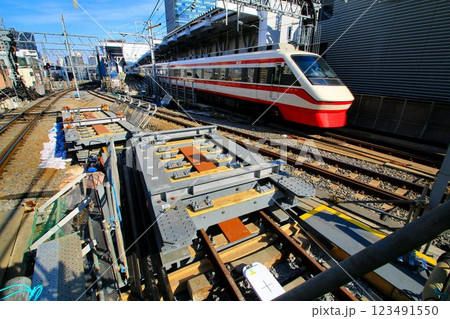 下り線の高架化を控えた『とうきようスカイツリー駅』を行く…  東武特急【りょうもう】200系 123491550